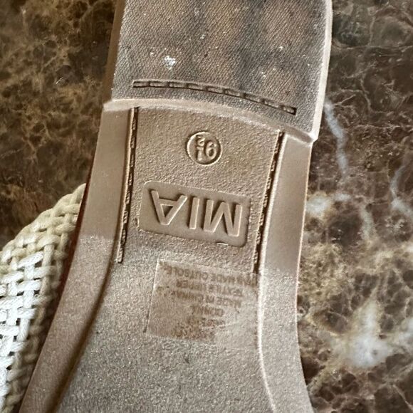 MIA-Women's 9.5 Ivory Color Crochet Flat Thong Sandals w/Beautiful Design - Picture 4 of 4